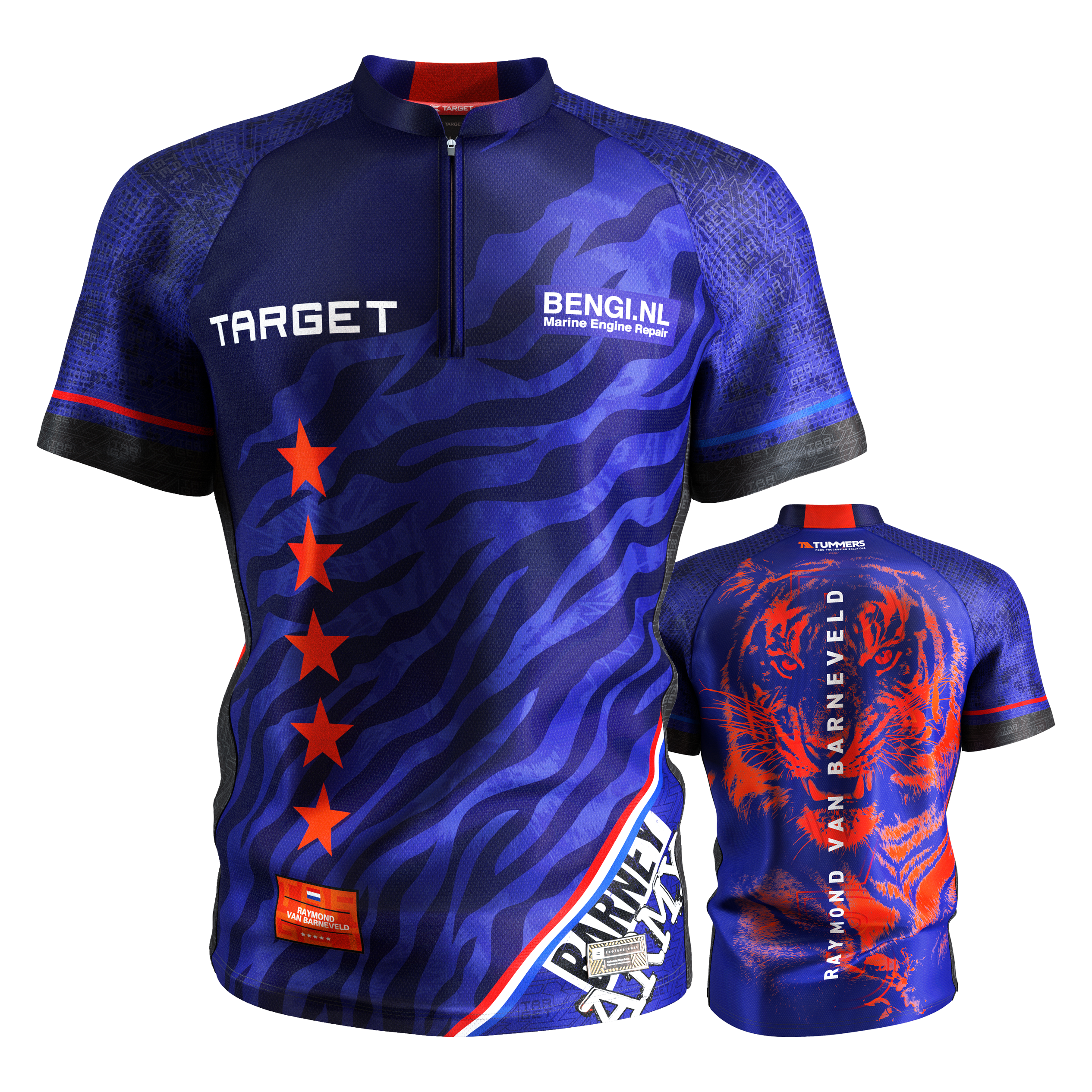 Das Bild zeigt das Target Coolplay Raymond Van Barneveld 2025 Dartshirt in Blau mit roten Akzenten und einem auffälligen Tiger-Design auf der Rückseite. Auf der Vorderseite sind fünf rote Sterne und Sponsorenlogos zu sehen.